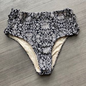 High- waisted cheeky bikini bottom.